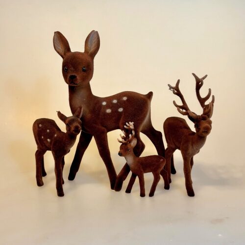 Klassisk Bambi - Brun Velour Stor, Klassisk Bambi - Brun Velour Buk Lille, Klassisk Bambi - Brun Velour Hind, Klassisk Bambi - Brun Velour Buk, stor, stort, gevir, bambi, kronhjort, rådyr, dådyr, buk, råbuk, dåbuk, hjort, bukkejagt, jæger, retro, figur, 60'erne, original, velour, plys, nostalgisk, julepynt, stilleben, juleudstilling, gammeldags, gamle, sjov, sød, fin, flot, figur, skovens, dyr, skovtema, biti, ribe,