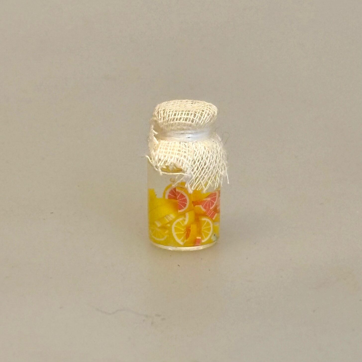 Miniature Glas med Citron Drops , 5166, drops, syrlige, appelsin, citron, glas, slikglas, dukkehus, tilbehør, ting, til, nisser, sættekasse, 1:12, mini, sjov, sang, tale, symbolsk, gave, biti, ribe,