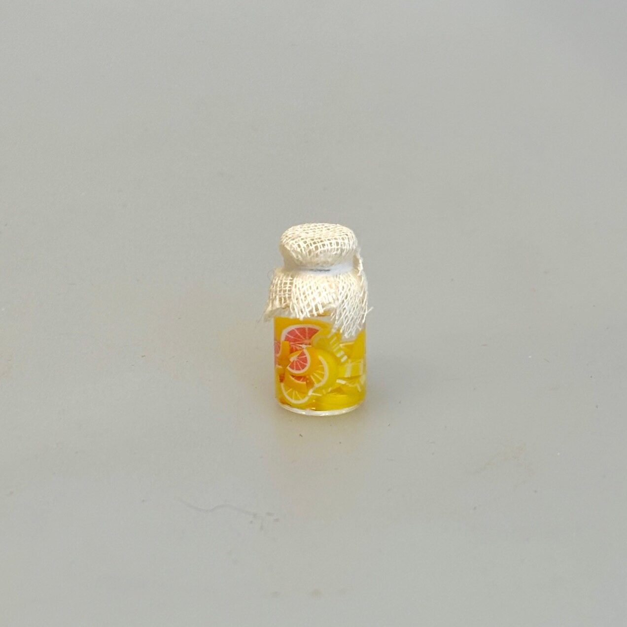 Miniature Glas med Citron Drops , 5166, drops, syrlige, appelsin, citron, glas, slikglas, dukkehus, tilbehør, ting, til, nisser, sættekasse, 1:12, mini, sjov, sang, tale, symbolsk, gave, biti, ribe,
