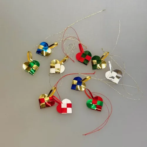 Miniature Julepynt - 10 Flettede Julehjerter Kulørte, Miniature julepynt - Flethjerter, Miniature julehjerter , Miniature julepynt - Flettede julehjerter kulørte, skal vi flette vores julehjerter, håndlavet, mini, pynt, dukkehus, til dukkehuset, mini julepynt, troldegren, mini juletræ, 1:12, ting til dukkehuset, dukkehusting, nisserne, nisse dør, nissedør, nissebo, biti, ribe, klassisk jul, klassisk julepynt, dansk jul, dansk julepynt, peters jul