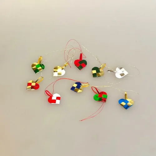 Miniature Julepynt - 10 Flettede Julehjerter Kulørte, Miniature julepynt - Flethjerter, Miniature julehjerter , Miniature julepynt - Flettede julehjerter kulørte, skal vi flette vores julehjerter, håndlavet, mini, pynt, dukkehus, til dukkehuset, mini julepynt, troldegren, mini juletræ, 1:12, ting til dukkehuset, dukkehusting, nisserne, nisse dør, nissedør, nissebo, biti, ribe, klassisk jul, klassisk julepynt, dansk jul, dansk julepynt, peters jul