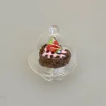 Miniature Kageopsats med Hjerteformet Kage, hjertekage, lagkage, chokoladekage, bryllupskage, kærlighed, valentines, kage, opsats, kuppel, dome, kageopsats, miniature, julekage, 1:12, dukkehuskage, dukkehusting, tilbehør, nisser, ting, nissedør, nissehus, jul i dukkehuset, nisseting, nissetilbehør, julekalender, sjov, symbolsk, julebryllup, gave, gavekort, sang, tale, velvet, den store bagedyst, bageglæde, cafebesøg, konditor, bager, 7082, sætterkasse, sættekasse, kikkasse, bagerbutik, legemad, minimad