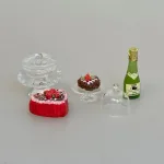 Miniature Hjerteformet Kage med Roser, Miniature Glas Kageopsats med Låg, Miniature Kageopsats med Hjerteformet Kage, hjertekage, lagkage, chokoladekage, bryllupskage, kærlighed, valentines, kage, opsats, kuppel, dome, kageopsats, miniature, julekage, 1:12, dukkehuskage, dukkehusting, tilbehør, nisser, ting, nissedør, nissehus, jul i dukkehuset, nisseting, nissetilbehør, julekalender, sjov, symbolsk, julebryllup, gave, gavekort, sang, tale, velvet, den store bagedyst, bageglæde, cafebesøg, konditor, bager, 7082, sætterkasse, sættekasse, kikkasse, bagerbutik, legemad, minimad