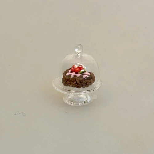 Miniature Kageopsats med Hjerteformet Kage, hjertekage, lagkage, chokoladekage, bryllupskage, kærlighed, valentines, kage, opsats, kuppel, dome, kageopsats, miniature, julekage, 1:12, dukkehuskage, dukkehusting, tilbehør, nisser, ting, nissedør, nissehus, jul i dukkehuset, nisseting, nissetilbehør, julekalender, sjov, symbolsk, julebryllup, gave, gavekort, sang, tale, velvet, den store bagedyst, bageglæde, cafebesøg, konditor, bager, 7082, sætterkasse, sættekasse, kikkasse, bagerbutik, legemad, minimad