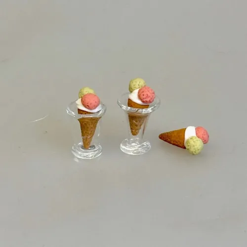 Miniature Vaffel Gammeldags med 2 Kugler, 5886, isvaffel, isvafler, underground, ben & jerrys, hansen is, is, dukkehus, dukkehusting, dukkehusmad, legemad, miniature, miniaturer, nissedør, nisseting, nissetilbehør, ting til, tilbehør, nisser, dukkehus, biti, ribe, sætterkasse, sættekasse, sætterkasseting,
