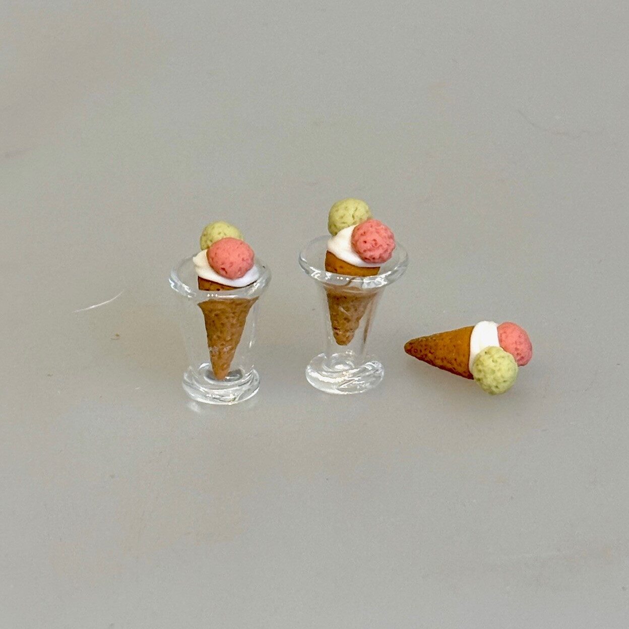 Miniature Vaffel Gammeldags med 2 Kugler, 5886, isvaffel, isvafler, underground, ben & jerrys, hansen is, is, dukkehus, dukkehusting, dukkehusmad, legemad, miniature, miniaturer, nissedør, nisseting, nissetilbehør, ting til, tilbehør, nisser, dukkehus, biti, ribe, sætterkasse, sættekasse, sætterkasseting,