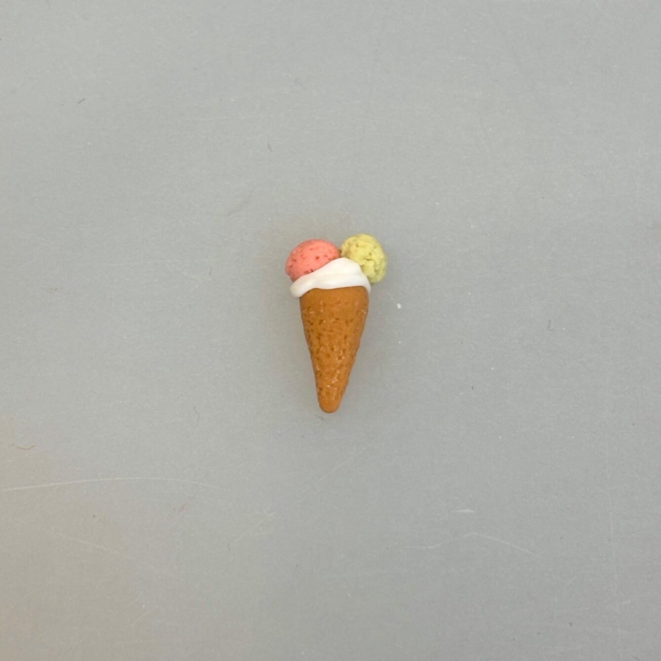 Miniature Vaffel Gammeldags med 2 Kugler, 5886, isvaffel, isvafler, underground, ben & jerrys, hansen is, is, dukkehus, dukkehusting, dukkehusmad, legemad, miniature, miniaturer, nissedør, nisseting, nissetilbehør, ting til, tilbehør, nisser, dukkehus, biti, ribe, sætterkasse, sættekasse, sætterkasseting,