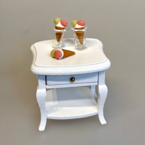 Miniature Vaffel Gammeldags med 2 Kugler, 5886, isvaffel, isvafler, underground, ben & jerrys, hansen is, is, dukkehus, dukkehusting, dukkehusmad, legemad, miniature, miniaturer, nissedør, nisseting, nissetilbehør, ting til, tilbehør, nisser, dukkehus, biti, ribe, sætterkasse, sættekasse, sætterkasseting,