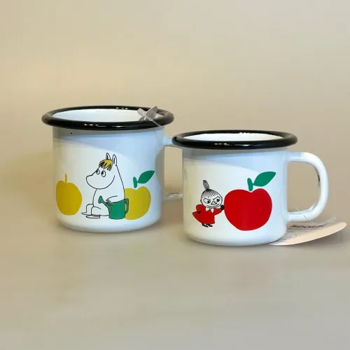 Mumi Metal Krus 25 ml - Mumi med Æbler, snorkfrøkenen, Mumi Metal Krus 15 ml - Lille My med Æble, lille, joyful apples, rdt, æble, kæmpe, lille my, rød kjole, 1726-015-01, nyhed, kært, babykop, babykrus, 15 ml, 1,5 dl, mumi, mumimor, lille my, mumrik, snorkfrøken, mumikop, mumikrus, emaljekop, emaljekrus, varme, drikke, metalkop, bålbad, eventyr, børnekop, børnekrus, praktisk, outdoor, telttur, shelter, gave, gaveide, barnedåb, barselsgave, baby shower, lille ny, børneservice, mumiting, biti, muurla, finsk, finland, eventyr, lækker, kvalitet