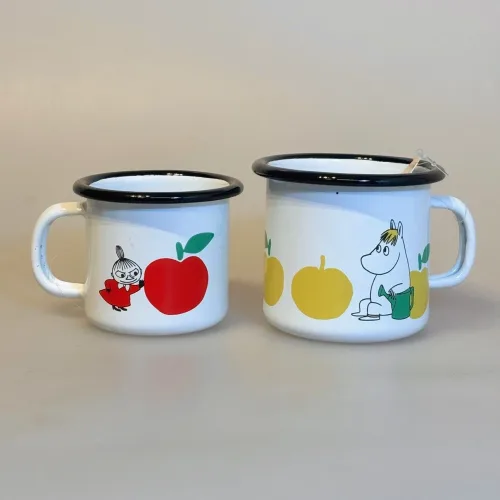 Mumi Metal Krus 25 ml - Mumi med Æbler, snorkfrøkenen, Mumi Metal Krus 15 ml - Lille My med Æble, lille, joyful apples, rdt, æble, kæmpe, lille my, rød kjole, 1726-015-01, nyhed, kært, babykop, babykrus, 15 ml, 1,5 dl, mumi, mumimor, lille my, mumrik, snorkfrøken, mumikop, mumikrus, emaljekop, emaljekrus, varme, drikke, metalkop, bålbad, eventyr, børnekop, børnekrus, praktisk, outdoor, telttur, shelter, gave, gaveide, barnedåb, barselsgave, baby shower, lille ny, børneservice, mumiting, biti, muurla, finsk, finland, eventyr, lækker, kvalitet