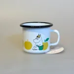 Mumi Metal Krus 25 ml - Mumi med Æbler, gule, kæmpe, æbler, æblemotiv, mumi, snorkfrøkenen, nyhed, 1726-025-02, mumi, mumimor, lille my, mumrik, snorkfrøken, mumikop, mumikrus, emaljekop, emaljekrus, varme, drikke, metalkop, bålbad, eventyr, børnekop, børnekrus, praktisk, outdoor, telttur, shelter, gave, gaveide, barnedåb, barselsgave, baby shower, lille ny, børneservice, mumiting, biti, muurla, finsk, finland, eventyr, lækker, kvalitet