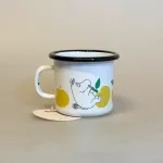 Mumi Metal Krus 25 ml - Mumi med Æbler, gule, kæmpe, æbler, æblemotiv, mumi, snorkfrøkenen, nyhed, 1726-025-02, mumi, mumimor, lille my, mumrik, snorkfrøken, mumikop, mumikrus, emaljekop, emaljekrus, varme, drikke, metalkop, bålbad, eventyr, børnekop, børnekrus, praktisk, outdoor, telttur, shelter, gave, gaveide, barnedåb, barselsgave, baby shower, lille ny, børneservice, mumiting, biti, muurla, finsk, finland, eventyr, lækker, kvalitet