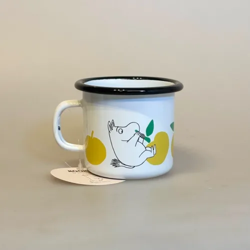 Mumi Metal Krus 25 ml - Mumi med Æbler, gule, kæmpe, æbler, æblemotiv, mumi, snorkfrøkenen, nyhed, 1726-025-02, mumi, mumimor, lille my, mumrik, snorkfrøken, mumikop, mumikrus, emaljekop, emaljekrus, varme, drikke, metalkop, bålbad, eventyr, børnekop, børnekrus, praktisk, outdoor, telttur, shelter, gave, gaveide, barnedåb, barselsgave, baby shower, lille ny, børneservice, mumiting, biti, muurla, finsk, finland, eventyr, lækker, kvalitet