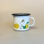 Mumi Metal Krus 25 ml - Mumi med Æbler, gule, kæmpe, æbler, æblemotiv, mumi, snorkfrøkenen, nyhed, 1726-025-02, mumi, mumimor, lille my, mumrik, snorkfrøken, mumikop, mumikrus, emaljekop, emaljekrus, varme, drikke, metalkop, bålbad, eventyr, børnekop, børnekrus, praktisk, outdoor, telttur, shelter, gave, gaveide, barnedåb, barselsgave, baby shower, lille ny, børneservice, mumiting, biti, muurla, finsk, finland, eventyr, lækker, kvalitet