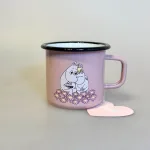 Mumi Metal Krus 37 ml - Sammen Rosa, together, 1723-037-04, rosa, lyserød, kærlighed, mumi, snorkfrøkenen, lille my, lyserød, rosa, metal, metalkop, metalkrus, mumikop, mumikrus, emalje, emaljekop, out door, picnic, bål, praktisk, sød, samler, gaveide, mumitroldene, tove, jannson, eventyr, mumin, emaljekop, stor, lækker, biti, ribe, til, børn, voksne, muurla,