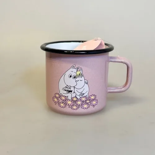 Mumi Metal Krus 37 ml - Sammen Rosa, together, 1723-037-04, rosa, lyserød, kærlighed, mumi, snorkfrøkenen, lille my, lyserød, rosa, metal, metalkop, metalkrus, mumikop, mumikrus, emalje, emaljekop, out door, picnic, bål, praktisk, sød, samler, gaveide, mumitroldene, tove, jannson, eventyr, mumin, emaljekop, stor, lækker, biti, ribe, til, børn, voksne, muurla,