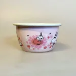 Mumi Metal Skål 3 dl - Lille My og Snorkfrøkenen Rosa, girls, snorkfrøken, lille my, lyserød, piger, mumiskål, mumitroldene, finsk, eventyr, mumidalen, service, morgenmadsskål, emaljeskål, emalje, emaljeret, bålmad, grød, grødskål, bondegård, ko, sort broget, muurla, lysegul, piger, pige, dreng, drenge, børn, voksne, gave, fødselsdag, barselsgave, baby shower, barnedåb, dåbsgave, biti, ribe, vadehavet