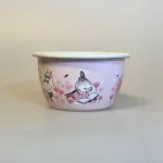 Mumi Metal Skål 3 dl - Lille My og Snorkfrøkenen Rosa, girls, snorkfrøken, lille my, lyserød, piger, mumiskål, mumitroldene, finsk, eventyr, mumidalen, service, morgenmadsskål, emaljeskål, emalje, emaljeret, bålmad, grød, grødskål, bondegård, ko, sort broget, muurla, lysegul, piger, pige, dreng, drenge, børn, voksne, gave, fødselsdag, barselsgave, baby shower, barnedåb, dåbsgave, biti, ribe, vadehavet