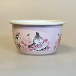 Mumi Metal Skål 3 dl - Lille My og Snorkfrøkenen Rosa, girls, snorkfrøken, lille my, lyserød, piger, mumiskål, mumitroldene, finsk, eventyr, mumidalen, service, morgenmadsskål, emaljeskål, emalje, emaljeret, bålmad, grød, grødskål, bondegård, ko, sort broget, muurla, lysegul, piger, pige, dreng, drenge, børn, voksne, gave, fødselsdag, barselsgave, baby shower, barnedåb, dåbsgave, biti, ribe, vadehavet