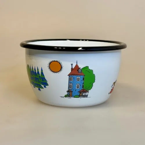 Mumi Metal Skål 6 dl - Mumi Dalen, stor, emaljeskå, moominvalley, mumidalen, 1703-060-00, mumiskål, mumitroldene, finsk, eventyr, mumidalen, service, morgenmadsskål, emaljeskål, emalje, emaljeret, bålmad, grød, grødskål, bondegård, ko, sort broget, muurla, lysegul, piger, pige, dreng, drenge, børn, voksne, gave, fødselsdag, barselsgave, baby shower, barnedåb, dåbsgave, biti, ribe, vadehavet