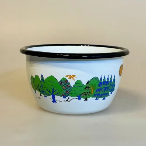 Mumi Metal Skål 6 dl - Mumi Dalen, stor, emaljeskå, moominvalley, mumidalen, 1703-060-00, mumiskål, mumitroldene, finsk, eventyr, mumidalen, service, morgenmadsskål, emaljeskål, emalje, emaljeret, bålmad, grød, grødskål, bondegård, ko, sort broget, muurla, lysegul, piger, pige, dreng, drenge, børn, voksne, gave, fødselsdag, barselsgave, baby shower, barnedåb, dåbsgave, biti, ribe, vadehavet