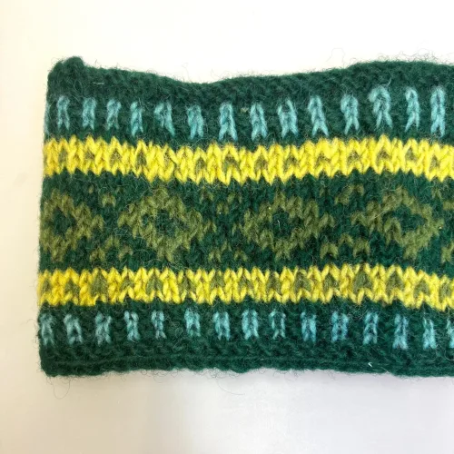 Pandebånd Uld med Fleecefoer - Grønne Farver, G, oliven, tone-i-tone, 10126, FG HB, pandebånd, uldent, uldstrik, uldpandebånd, mønster, mønsterstrikket, chunky, borter, mønsterborter, hønsestrik, chunky, tykt, fedt, varmt, smart, sporty, cool, cykle, outdoor, friluft, friluftsliv, camping, vandre, ferie, vinter, efterår, tilbehør, varme, ører, blødt, kradser ikke, foret, flot, hjemmestrikket, billigt, tilbud, lækker, kvalitet, gave, gaveide, julegave, unge, piger, dreng, dame, smart, klædeligt, særligt, biti, ribe, fåreuld, tykke, pinde, jagt, khaki,