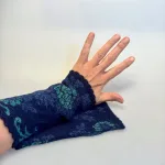 Pulsvarmere i Blød Alpaka Uld - Ute Blå Grøn, håndledsvarmere, muffedisser, fingerløse, vanter, handsker, åbne, uden fingre, stulpen, mittens, lamauld, alpaka, alpaca, silkeblød, varme, smukke, lækre, kvalitet, luksus, arbejde, kontor, holde hænderne varme, arbejdshandsker, uldne, uld, fintstrikkede, varme hænder, fryser, gave, gaveide, praktisk, smarte, blå, elegante, biti, ribe, tue, babyalpaka, mt-ute-46