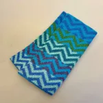 Pulsvarmere i Blød Alpaka Uld - Zigzag Turkis, turkise, klare, farver, blå, grønne, oliven, friske, pulsvarmere, stulpen, håndledsvarmere, lamauld, dobbelte, mønster, strikkede, ren, uld, cashmere, alpaca, alpakauld, alpacauld, vanter, muffedisser, uden fingre, fingerløse, åbne, arbejde, varme, smarte, sccessoires, tilbehør, luksus, praktiske, smarte, luksuriøse, elegante, ældre, damer, gaveide, gave, ide, julegave, vinter, efterår, lune, bløde, silke, kradser ikke, smukke, særlige, kolde hænder, varme hænder, biti, fintstrikkede, strikvanter, indendørs, kontorarbejde, ribe, vadehavet