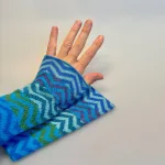 Pulsvarmere i Blød Alpaka Uld - Zigzag Turkis, turkise, klare, farver, blå, grønne, oliven, friske, pulsvarmere, stulpen, håndledsvarmere, lamauld, dobbelte, mønster, strikkede, ren, uld, cashmere, alpaca, alpakauld, alpacauld, vanter, muffedisser, uden fingre, fingerløse, åbne, arbejde, varme, smarte, sccessoires, tilbehør, luksus, praktiske, smarte, luksuriøse, elegante, ældre, damer, gaveide, gave, ide, julegave, vinter, efterår, lune, bløde, silke, kradser ikke, smukke, særlige, kolde hænder, varme hænder, biti, fintstrikkede, strikvanter, indendørs, kontorarbejde,