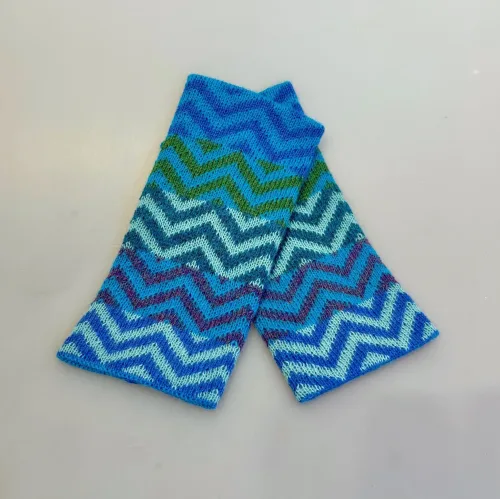 Pulsvarmere i Blød Alpaka Uld - Zigzag Turkis, turkise, klare, farver, blå, grønne, oliven, friske, pulsvarmere, stulpen, håndledsvarmere, lamauld, dobbelte, mønster, strikkede, ren, uld, cashmere, alpaca, alpakauld, alpacauld, vanter, muffedisser, uden fingre, fingerløse, åbne, arbejde, varme, smarte, sccessoires, tilbehør, luksus, praktiske, smarte, luksuriøse, elegante, ældre, damer, gaveide, gave, ide, julegave, vinter, efterår, lune, bløde, silke, kradser ikke, smukke, særlige, kolde hænder, varme hænder, biti, fintstrikkede, strikvanter, indendørs, kontorarbejde,