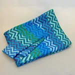 Alpaka Tørklæde Dobbelt - Zigzag Turkis, Pulsvarmere i Blød Alpaka Uld - Zigzag Turkis, turkise, klare, farver, blå, grønne, oliven, friske, pulsvarmere, stulpen, håndledsvarmere, lamauld, dobbelte, mønster, strikkede, ren, uld, cashmere, alpaca, alpakauld, alpacauld, vanter, muffedisser, uden fingre, fingerløse, åbne, arbejde, varme, smarte, sccessoires, tilbehør, luksus, praktiske, smarte, luksuriøse, elegante, ældre, damer, gaveide, gave, ide, julegave, vinter, efterår, lune, bløde, silke, kradser ikke, smukke, særlige, kolde hænder, varme hænder, biti, fintstrikkede, strikvanter, indendørs, kontorarbejde,