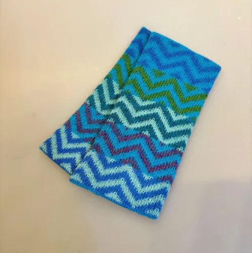 Pulsvarmere i Blød Alpaka Uld - Zigzag Turkis, turkise, klare, farver, blå, grønne, oliven, friske, pulsvarmere, stulpen, håndledsvarmere, lamauld, dobbelte, mønster, strikkede, ren, uld, cashmere, alpaca, alpakauld, alpacauld, vanter, muffedisser, uden fingre, fingerløse, åbne, arbejde, varme, smarte, sccessoires, tilbehør, luksus, praktiske, smarte, luksuriøse, elegante, ældre, damer, gaveide, gave, ide, julegave, vinter, efterår, lune, bløde, silke, kradser ikke, smukke, særlige, kolde hænder, varme hænder, biti, fintstrikkede, strikvanter, indendørs, kontorarbejde,