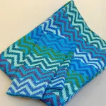 Alpaka Tørklæde Dobbelt - Zigzag Turkis, Pulsvarmere i Blød Alpaka Uld - Zigzag Turkis, turkise, klare, farver, blå, grønne, oliven, friske, pulsvarmere, stulpen, håndledsvarmere, lamauld, dobbelte, mønster, strikkede, ren, uld, cashmere, alpaca, alpakauld, alpacauld, vanter, muffedisser, uden fingre, fingerløse, åbne, arbejde, varme, smarte, sccessoires, tilbehør, luksus, praktiske, smarte, luksuriøse, elegante, ældre, damer, gaveide, gave, ide, julegave, vinter, efterår, lune, bløde, silke, kradser ikke, smukke, særlige, kolde hænder, varme hænder, biti, fintstrikkede, strikvanter, indendørs, kontorarbejde,