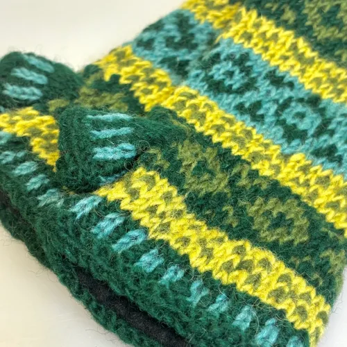 Pulsvarmere i Uld med Fleecefoer - Grønne Farver, mønsterstrik, hønsestrik, mønsterborter, grønne, grøn, tone-i-tone, muffedisser, uldne, uld, ren uld, lammeuld, chunky, sporty, varme, smarte, muffedisser, pulsvarmere, håndledsvarmere, fingerløse, uden fingre, åbne, vanter, handsker, tykke, vindtætte, cykel, mobilvanter, mobilhandsker, arbejde, hjemmestrikkede, færdigstrikkede, flotte, søde, lækre, varme, lune, cykelhandsker, vinter, vanter, stulpen, accessoires, gave, gaveide, moderne, hipppe, hipster, unge, piger, damer, billige, tilbud, biti, ribe, bæredygtig, holdbare, miljø, rigtige, fåreuld, fairtrade, vandre, ferie, outdoor, life, udendørs, friluftsliv,