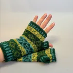 Pulsvarmere i Uld med Fleecefoer - Grønne Farver, mønsterstrik, hønsestrik, mønsterborter, grønne, grøn, tone-i-tone, muffedisser, uldne, uld, ren uld, lammeuld, chunky, sporty, varme, smarte, muffedisser, pulsvarmere, håndledsvarmere, fingerløse, uden fingre, åbne, vanter, handsker, tykke, vindtætte, cykel, mobilvanter, mobilhandsker, arbejde, hjemmestrikkede, færdigstrikkede, flotte, søde, lækre, varme, lune, cykelhandsker, vinter, vanter, stulpen, accessoires, gave, gaveide, moderne, hipppe, hipster, unge, piger, damer, billige, tilbud, biti, ribe, bæredygtig, holdbare, miljø, rigtige, fåreuld, fairtrade, vandre, ferie, outdoor, life, udendørs, friluftsliv,
