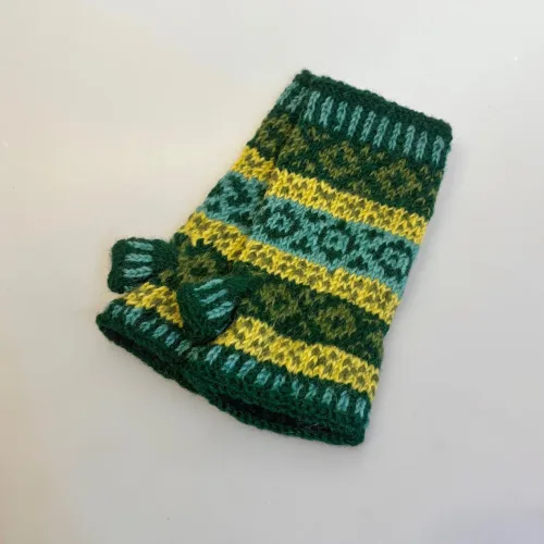 Pulsvarmere i Uld med Fleecefoer - Grønne Farver, mønsterstrik, hønsestrik, mønsterborter, grønne, grøn, tone-i-tone, muffedisser, uldne, uld, ren uld, lammeuld, chunky, sporty, varme, smarte, muffedisser, pulsvarmere, håndledsvarmere, fingerløse, uden fingre, åbne, vanter, handsker, tykke, vindtætte, cykel, mobilvanter, mobilhandsker, arbejde, hjemmestrikkede, færdigstrikkede, flotte, søde, lækre, varme, lune, cykelhandsker, vinter, vanter, stulpen, accessoires, gave, gaveide, moderne, hipppe, hipster, unge, piger, damer, billige, tilbud, biti, ribe, bæredygtig, holdbare, miljø, rigtige, fåreuld, fairtrade, vandre, ferie, outdoor, life, udendørs, friluftsliv,
