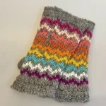 Pulsvarmere i Uld med Fleecefoer - Regnbue Zigzag, rainbow, 205, funnygirl, fngl, zigzag, striber, kulørt, farveglad, sjove, fine, chunky, hjemmestrikkede, mønsterstrik, hønsestrik, mønsterborter, grønne, grøn, tone-i-tone, muffedisser, uldne, uld, ren uld, lammeuld, chunky, sporty, varme, smarte, muffedisser, pulsvarmere, håndledsvarmere, fingerløse, uden fingre, åbne, vanter, handsker, tykke, vindtætte, cykel, mobilvanter, mobilhandsker, arbejde, hjemmestrikkede, færdigstrikkede, flotte, søde, lækre, varme, lune, cykelhandsker, vinter, vanter, stulpen, accessoires, gave, gaveide, moderne, hipppe, hipster, unge, piger, damer, billige, tilbud, biti, ribe, bæredygtig, holdbare, miljø, rigtige, fåreuld, fairtrade, vandre, ferie, outdoor, life, udendørs, friluftsliv