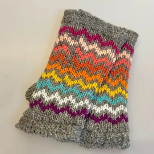 Pulsvarmere i Uld med Fleecefoer - Regnbue Zigzag, rainbow, 205, funnygirl, fngl, zigzag, striber, kulørt, farveglad, sjove, fine, chunky, hjemmestrikkede, mønsterstrik, hønsestrik, mønsterborter, grønne, grøn, tone-i-tone, muffedisser, uldne, uld, ren uld, lammeuld, chunky, sporty, varme, smarte, muffedisser, pulsvarmere, håndledsvarmere, fingerløse, uden fingre, åbne, vanter, handsker, tykke, vindtætte, cykel, mobilvanter, mobilhandsker, arbejde, hjemmestrikkede, færdigstrikkede, flotte, søde, lækre, varme, lune, cykelhandsker, vinter, vanter, stulpen, accessoires, gave, gaveide, moderne, hipppe, hipster, unge, piger, damer, billige, tilbud, biti, ribe, bæredygtig, holdbare, miljø, rigtige, fåreuld, fairtrade, vandre, ferie, outdoor, life, udendørs, friluftsliv