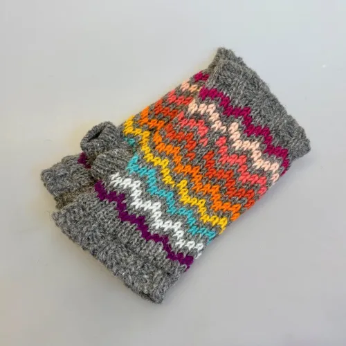 Pulsvarmere i Uld med Fleecefoer - Regnbue Zigzag, rainbow, 205, funnygirl, fngl, zigzag, striber, kulørt, farveglad, sjove, fine, chunky, hjemmestrikkede, mønsterstrik, hønsestrik, mønsterborter, grønne, grøn, tone-i-tone, muffedisser, uldne, uld, ren uld, lammeuld, chunky, sporty, varme, smarte, muffedisser, pulsvarmere, håndledsvarmere, fingerløse, uden fingre, åbne, vanter, handsker, tykke, vindtætte, cykel, mobilvanter, mobilhandsker, arbejde, hjemmestrikkede, færdigstrikkede, flotte, søde, lækre, varme, lune, cykelhandsker, vinter, vanter, stulpen, accessoires, gave, gaveide, moderne, hipppe, hipster, unge, piger, damer, billige, tilbud, biti, ribe, bæredygtig, holdbare, miljø, rigtige, fåreuld, fairtrade, vandre, ferie, outdoor, life, udendørs, friluftsliv
