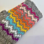 Pulsvarmere i Uld med Fleecefoer - Regnbue Zigzag, rainbow, 205, funnygirl, fngl, zigzag, striber, kulørt, farveglad, sjove, fine, chunky, hjemmestrikkede, mønsterstrik, hønsestrik, mønsterborter, grønne, grøn, tone-i-tone, muffedisser, uldne, uld, ren uld, lammeuld, chunky, sporty, varme, smarte, muffedisser, pulsvarmere, håndledsvarmere, fingerløse, uden fingre, åbne, vanter, handsker, tykke, vindtætte, cykel, mobilvanter, mobilhandsker, arbejde, hjemmestrikkede, færdigstrikkede, flotte, søde, lækre, varme, lune, cykelhandsker, vinter, vanter, stulpen, accessoires, gave, gaveide, moderne, hipppe, hipster, unge, piger, damer, billige, tilbud, biti, ribe, bæredygtig, holdbare, miljø, rigtige, fåreuld, fairtrade, vandre, ferie, outdoor, life, udendørs, friluftsliv