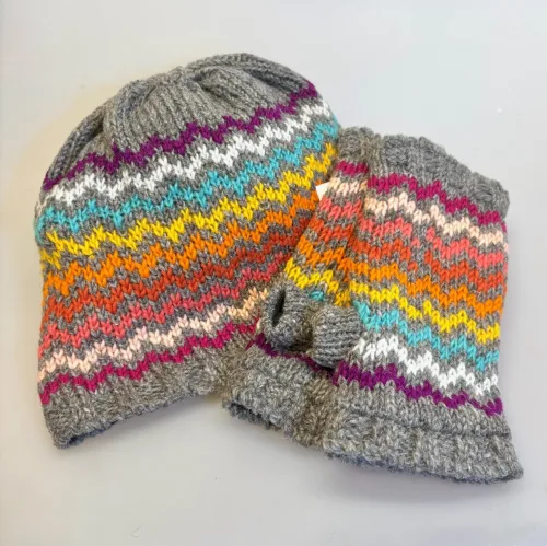 Beanie Hue i Uld med Fleecefoer - Regnbue Zigzag, Pulsvarmere i Uld med Fleecefoer - Regnbue Zigzag, rainbow, 205, funnygirl, fngl, zigzag, striber, kulørt, farveglad, sjove, fine, chunky, hjemmestrikkede, mønsterstrik, hønsestrik, mønsterborter, grønne, grøn, tone-i-tone, muffedisser, uldne, uld, ren uld, lammeuld, chunky, sporty, varme, smarte, muffedisser, pulsvarmere, håndledsvarmere, fingerløse, uden fingre, åbne, vanter, handsker, tykke, vindtætte, cykel, mobilvanter, mobilhandsker, arbejde, hjemmestrikkede, færdigstrikkede, flotte, søde, lækre, varme, lune, cykelhandsker, vinter, vanter, stulpen, accessoires, gave, gaveide, moderne, hipppe, hipster, unge, piger, damer, billige, tilbud, biti, ribe, bæredygtig, holdbare, miljø, rigtige, fåreuld, fairtrade, vandre, ferie, outdoor, life, udendørs, friluftsliv
