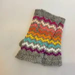 Pulsvarmere i Uld med Fleecefoer - Regnbue Zigzag, rainbow, 205, funnygirl, fngl, zigzag, striber, kulørt, farveglad, sjove, fine, chunky, hjemmestrikkede, mønsterstrik, hønsestrik, mønsterborter, grønne, grøn, tone-i-tone, muffedisser, uldne, uld, ren uld, lammeuld, chunky, sporty, varme, smarte, muffedisser, pulsvarmere, håndledsvarmere, fingerløse, uden fingre, åbne, vanter, handsker, tykke, vindtætte, cykel, mobilvanter, mobilhandsker, arbejde, hjemmestrikkede, færdigstrikkede, flotte, søde, lækre, varme, lune, cykelhandsker, vinter, vanter, stulpen, accessoires, gave, gaveide, moderne, hipppe, hipster, unge, piger, damer, billige, tilbud, biti, ribe, bæredygtig, holdbare, miljø, rigtige, fåreuld, fairtrade, vandre, ferie, outdoor, life, udendørs, friluftsliv