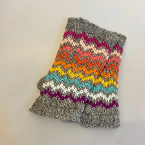Pulsvarmere i Uld med Fleecefoer - Regnbue Zigzag, rainbow, 205, funnygirl, fngl, zigzag, striber, kulørt, farveglad, sjove, fine, chunky, hjemmestrikkede, mønsterstrik, hønsestrik, mønsterborter, grønne, grøn, tone-i-tone, muffedisser, uldne, uld, ren uld, lammeuld, chunky, sporty, varme, smarte, muffedisser, pulsvarmere, håndledsvarmere, fingerløse, uden fingre, åbne, vanter, handsker, tykke, vindtætte, cykel, mobilvanter, mobilhandsker, arbejde, hjemmestrikkede, færdigstrikkede, flotte, søde, lækre, varme, lune, cykelhandsker, vinter, vanter, stulpen, accessoires, gave, gaveide, moderne, hipppe, hipster, unge, piger, damer, billige, tilbud, biti, ribe, bæredygtig, holdbare, miljø, rigtige, fåreuld, fairtrade, vandre, ferie, outdoor, life, udendørs, friluftsliv
