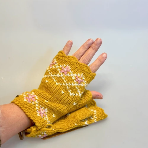 Pulsvarmere i Uld med Foer - Gule med Rosa Blomster, matsi, 21583, pulsvarmere, mittens, håndledsvarmere, fingerløse, mobilvanter, mobilhandsker, uden fingre, åbne, vanter, handsker, luffer, uldne, håndstrikkede, hjemmestrikkede, strikkede, strik, strikvanter, strikhandsker, med for, forede, økologisk, uld, ren, lammeuld, merino, fairtrade, gule, varm, varme, cykel, vinter, efterår, piger, damer, broderi, håndbroderede, sennep, solgule, safrangul, karry, lyserød, moderne, smarte, søde, feminine, gave, gaveide, julegave, biti, ribe, vadehavet, nationalpark,