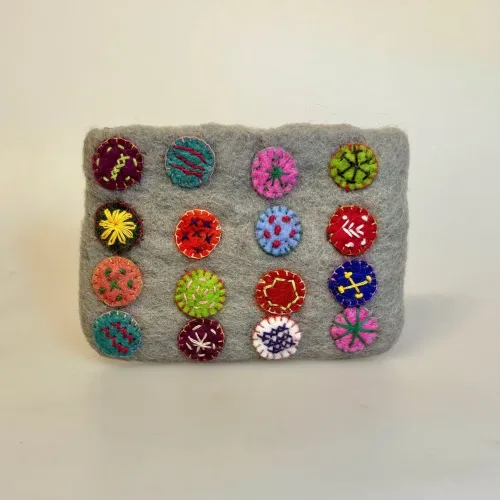 Pung i Filtet Uld - Stor med Kulørte Prikker, skiver, broderi, mønter, cirkler, mønster, fa1094, kulørt, håndarbejde, filtet, filtpung, pung, organizer,, kosmetik, lynlås, nålefilt, håndlavet, særlig, bæredygtig, håndværk, fåreuld, blomster, sød, til, piger, værtindegave, gave, konfirmation, konfirmand, gaveide, biti, ribe, en gry, en sif, design,