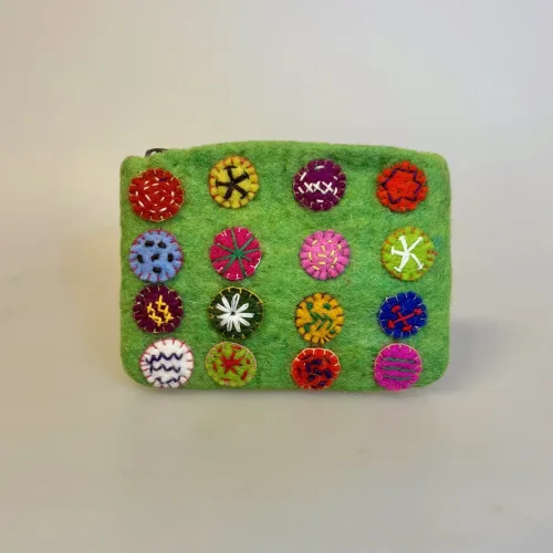 Pung i Filtet Uld - Stor med Kulørte Prikker, skiver, broderi, mønter, cirkler, mønster, fa1094, kulørt, håndarbejde, filtet, filtpung, pung, organizer,, kosmetik, lynlås, nålefilt, håndlavet, særlig, bæredygtig, håndværk, fåreuld, blomster, sød, til, piger, værtindegave, gave, konfirmation, konfirmand, gaveide, biti, ribe, en gry, en sif, design,