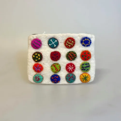Pung i Filtet Uld - Stor med Kulørte Prikker, skiver, broderi, mønter, cirkler, mønster, fa1094, kulørt, håndarbejde, filtet, filtpung, pung, organizer,, kosmetik, lynlås, nålefilt, håndlavet, særlig, bæredygtig, håndværk, fåreuld, blomster, sød, til, piger, værtindegave, gave, konfirmation, konfirmand, gaveide, biti, ribe, en gry, en sif, design,