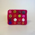 Pung i Filtet Uld - Stor med Kulørte Prikker, skiver, broderi, mønter, cirkler, mønster, fa1094, kulørt, håndarbejde, filtet, filtpung, pung, organizer,, kosmetik, lynlås, nålefilt, håndlavet, særlig, bæredygtig, håndværk, fåreuld, blomster, sød, til, piger, værtindegave, gave, konfirmation, konfirmand, gaveide, biti, ribe, en gry, en sif, design,