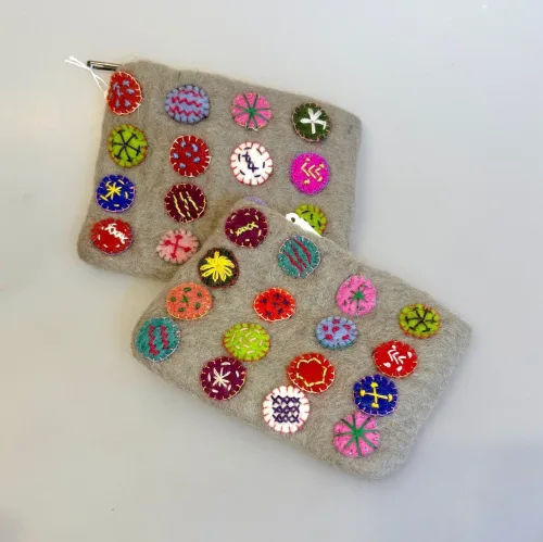 Pung i Filtet Uld - Stor med Kulørte Prikker, skiver, broderi, mønter, cirkler, mønster, fa1094, kulørt, håndarbejde, filtet, filtpung, pung, organizer,, kosmetik, lynlås, nålefilt, håndlavet, særlig, bæredygtig, håndværk, fåreuld, blomster, sød, til, piger, værtindegave, gave, konfirmation, konfirmand, gaveide, biti, ribe, en gry, en sif, design,