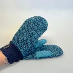 Strikkede Luffer Uld med Bomuldsfoer - Kajash Blå, blau, 7, 21670, tynde, lette, lune, bløde, luffer, vanter, kubemønster, to-farvede, grafisk, fairtrade, nepal, teal, petrol, lys, turkis, navy, marine, mørkeblå, navyblå, marineblå, elegante, tidsløse, klassisk, drengevanter, dreng, drengeluffer, herre, herrer, mænd, unisex, klassisk, stilig, sporty, blå grøn, lus, nordisk, norsk, design, håndstrikkede, hjemmestrikkede, strik, strikvanter, strikluffer, strikhandsker, luffer, uldvanter, uldluffer, uldhandsker, vintervanter, vinterluffer, cykel, windstopper, ren, uld, uldne, merino, bomuld, økologisk, bæredygtig, miljø, rigtig, friske, flotte, farver, farveglad, fåreuld, forede, foer, moderne, hippe, hipster, færø, islandsk, mønster, hønsestrik, mønsterstrik, lækre, kvalitet, holdbare, damer, piger, pigevanter, dameluffer, moshiki, fairtrade, biti, ribe, vadehavet, får, lam, marsklam, vadehavslam, bløde, vindtætte, vinter, gave, gaveide, julegave, tilbehør, accessoires,